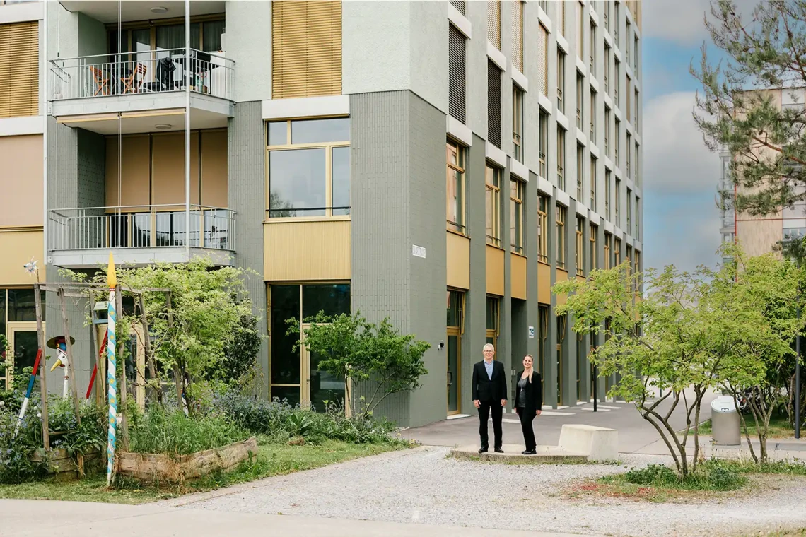 Das Foto zeigt Rolf Benz und seine Assistentin vor dem Haus Weiler. 