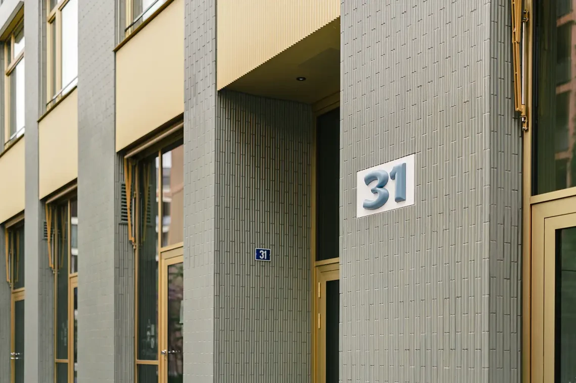 Das Foto zeigt die Hausnummer 31 in der Winterthurer Solarstrasse.
